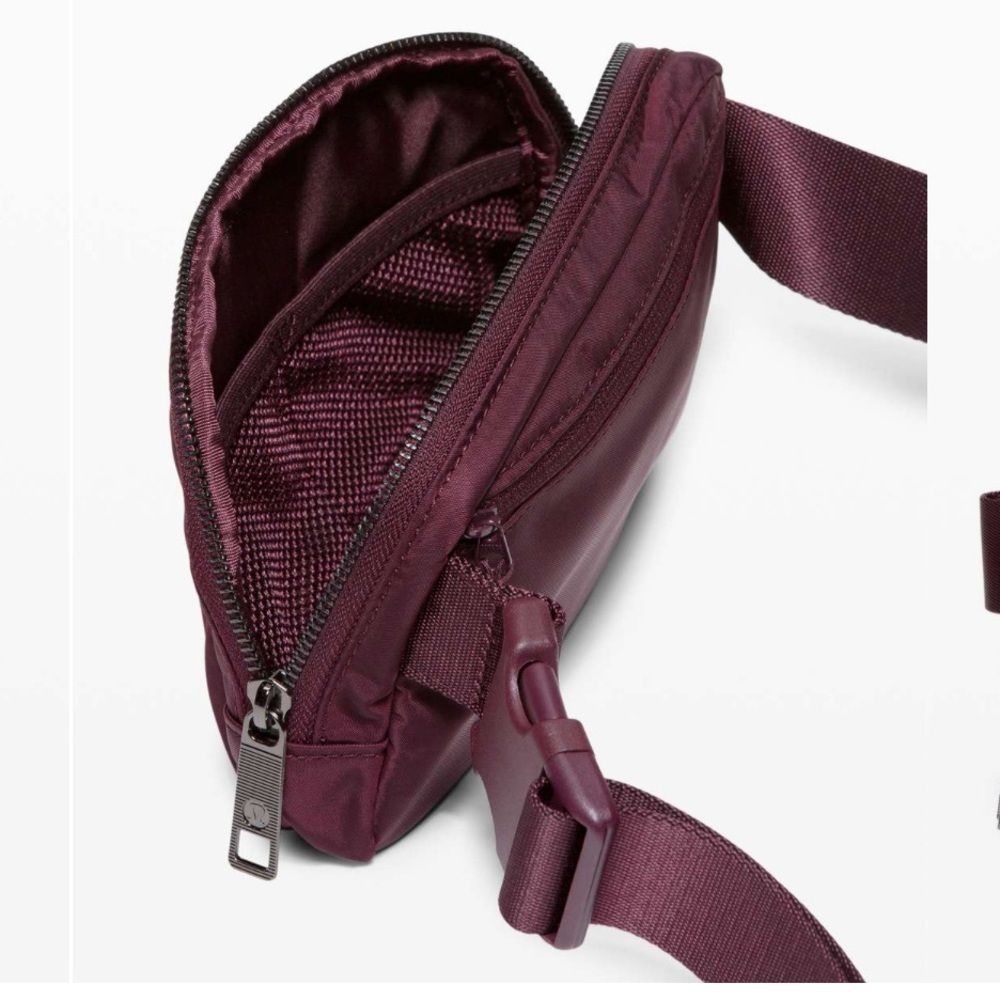 Lululemon Everywhere Belt Bag *1L
Cassis - Picture 2 of 10
